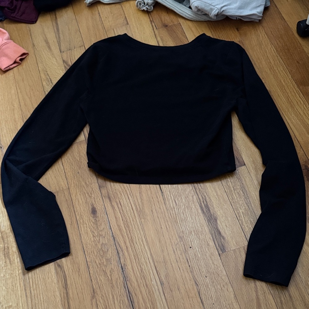 Black crop long sleeve